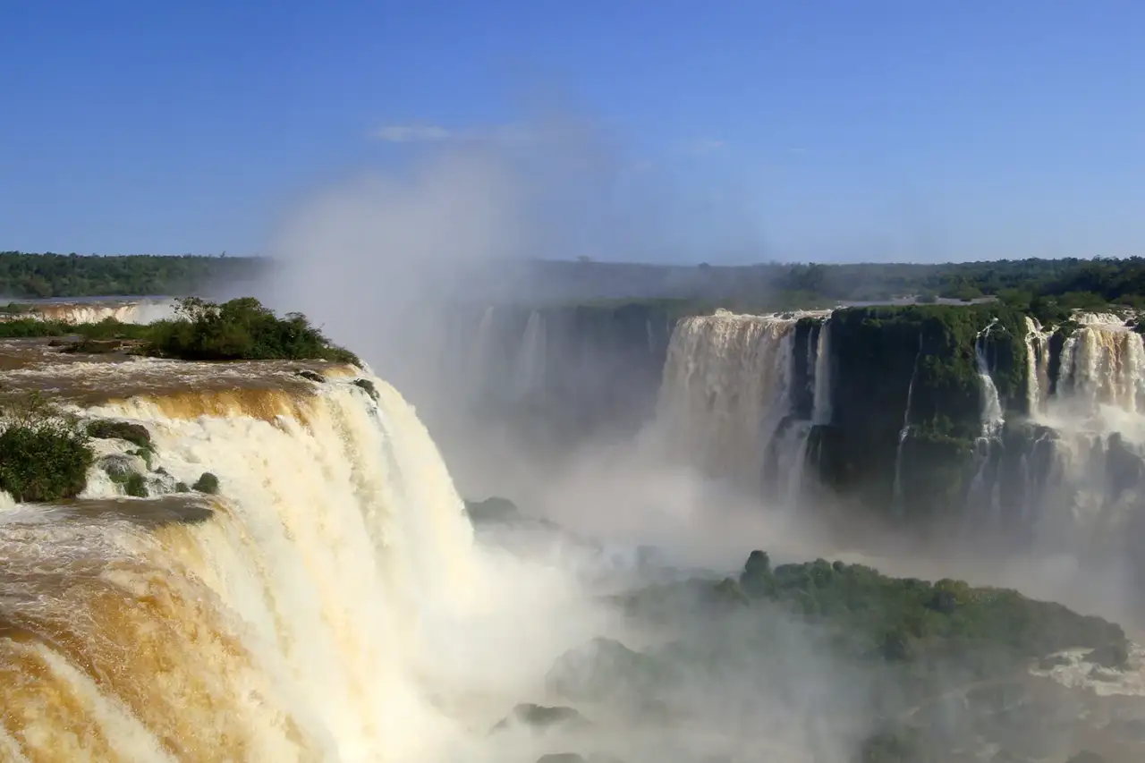 Vista panorámica de las Cataratas desde Brasil