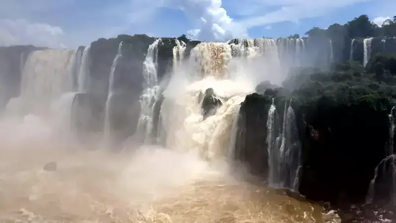 El agua entre los saltos de Iguazú