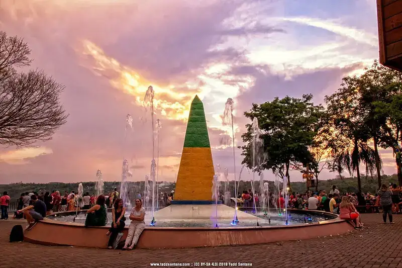 Marco de las Tres Fronteras de Brasil al atardecer
