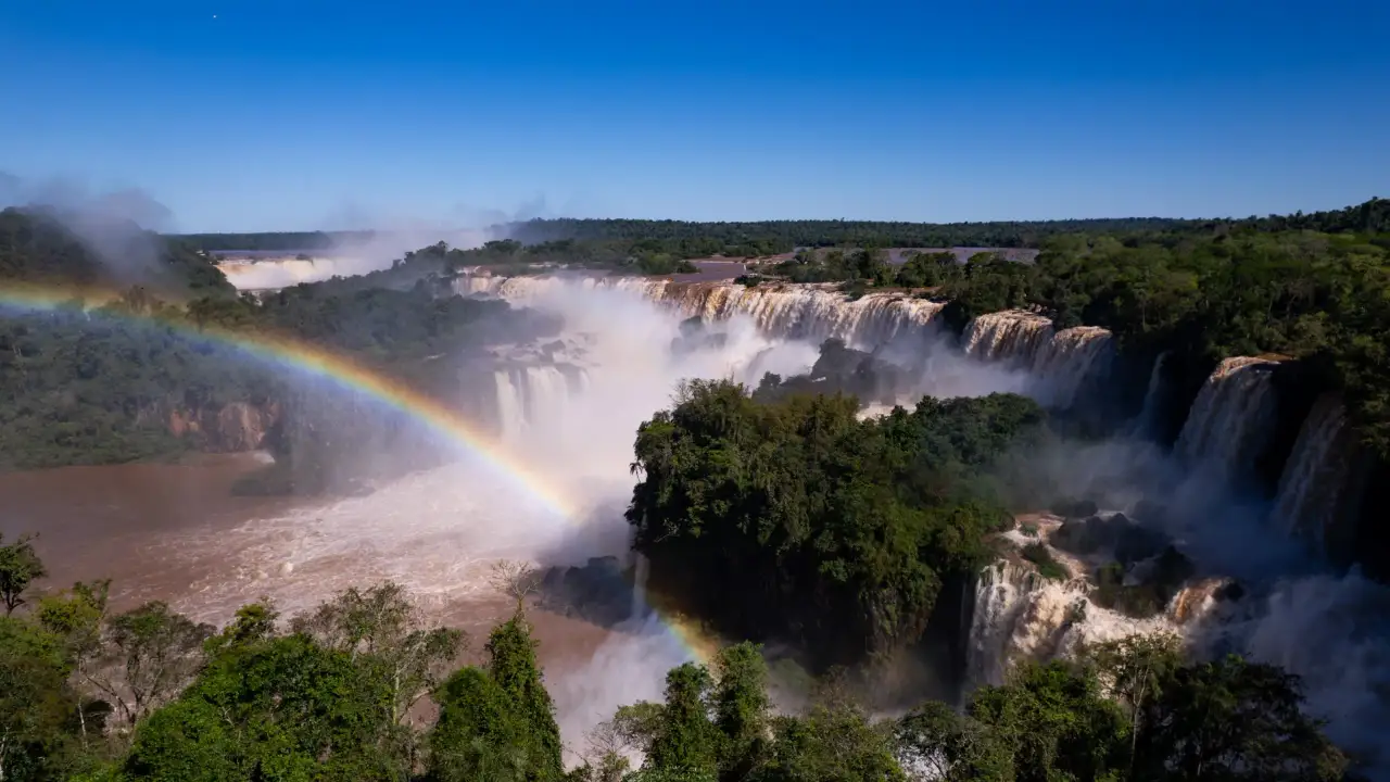 Vista aérea de las Cataratas del Iguazú con un arcoíris sobre la selva