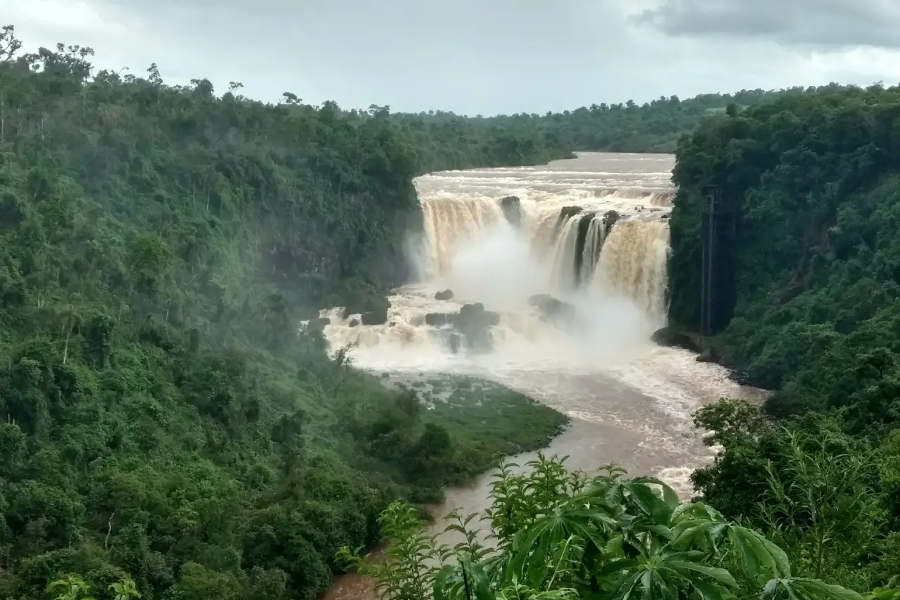 Saltos del Monday rodeados de vegetación en Paraguay