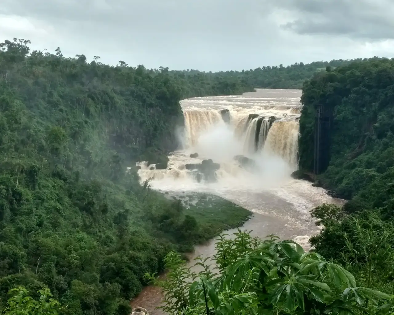 Saltos del Monday rodeados de vegetación en Paraguay