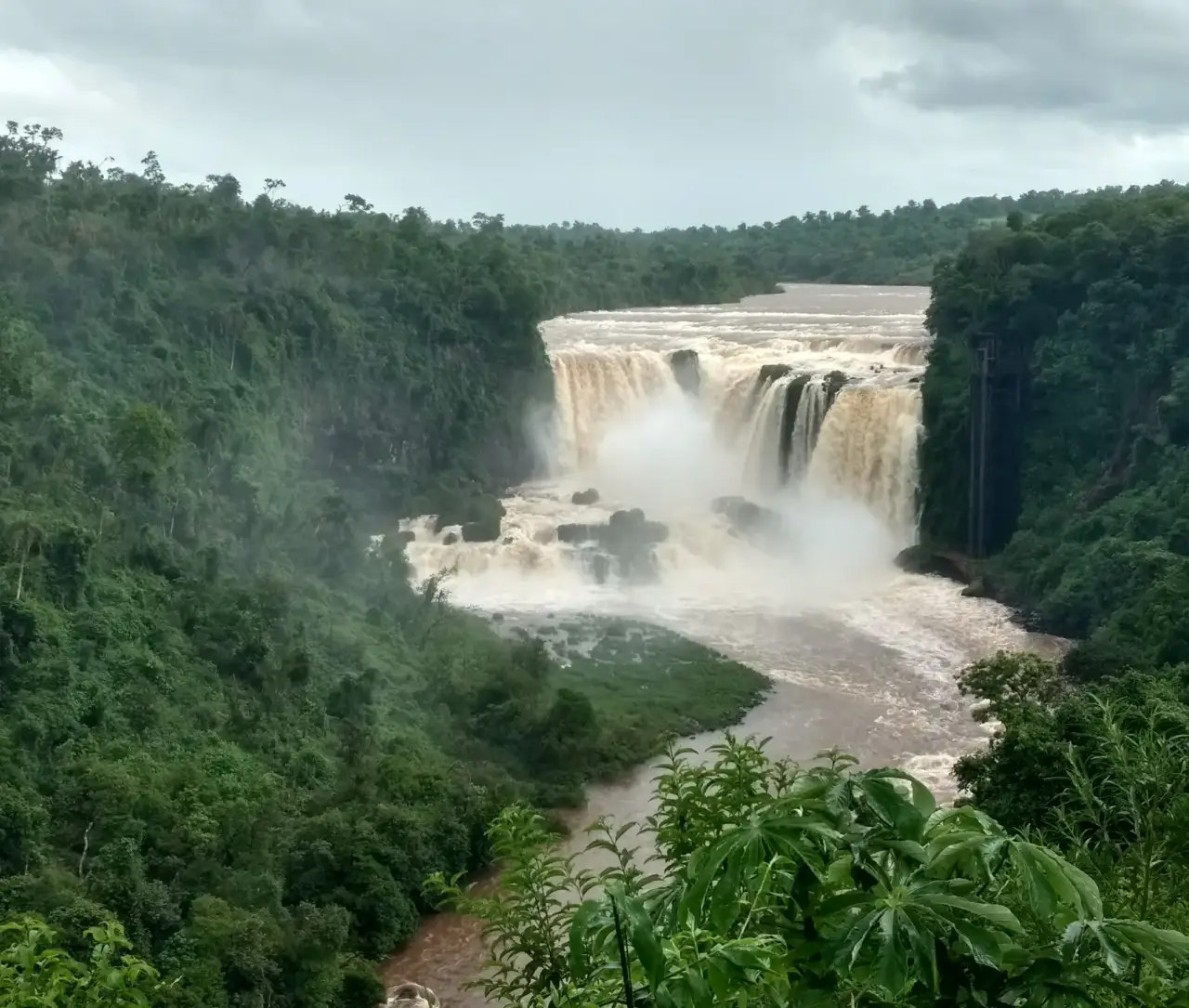 Saltos del Monday rodeados de vegetación en Paraguay